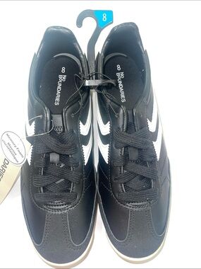 No Boundaries women’s Black & White Lace-Up Sneakers